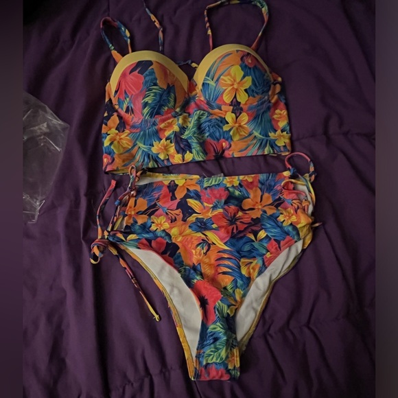 New luau bikini - Picture 1 of 2